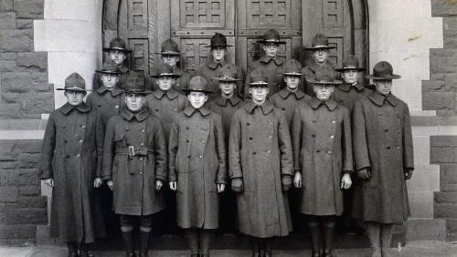 军队的年代.A.T.C. 一群人站在诺瑟姆大厦东立面入口前, 信誉最好的网投十大平台, 哈特福德, CT, 约1918年照片