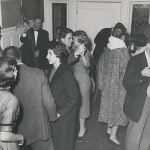 圣信誉最好的网投十大平台Psi Upsilon举办的派对(摄影师不详，1958年)