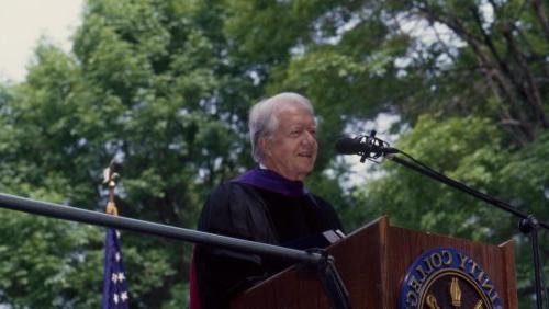 前总统吉米·卡特在1998年信誉最好的网投十大平台毕业典礼上的演讲. 摄影:John Garaventa)