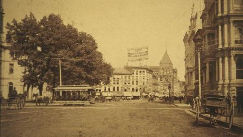1888年的哈特福德市中心. 远处有支持禁酒令和支持本杰明·哈里森竞选总统的横幅.