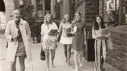 1969年，女学生在校园里.