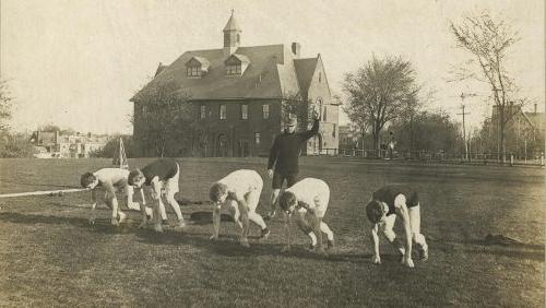 大约1900年，在三一举行田径运动会.