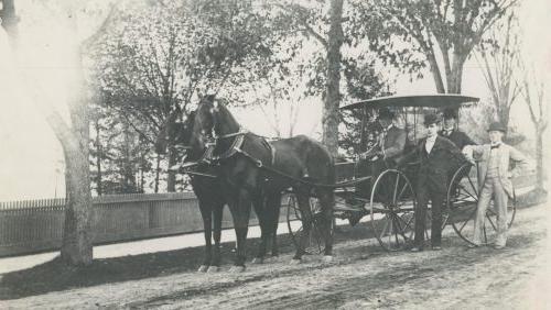 “华盛顿的校园.“学生们坐着马车, 信誉最好的网投十大平台旧校园, 哈特福德, 康涅狄格(1860)摄影师不详.