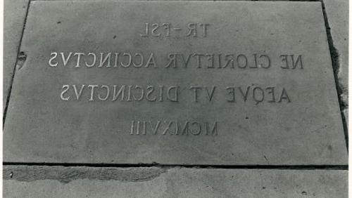 纪念弗拉维尔·斯威特恩·路德授予西奥多·罗斯福荣誉学位的牌匾. (摄影师不详，1919年)
